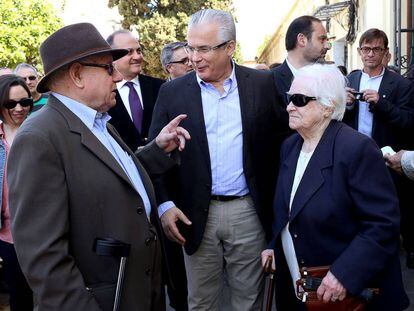 Baltasar Garzón, en el centro, entre Pedro Alcorisa y su esposa en el cementerio de Valencia. 