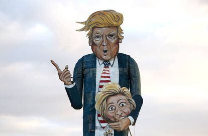 Una estatua de Trump con la cabeza de Hillary Clinton en Edenbridge.