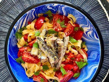 Pasta fresca con tomates cherry y sardinas