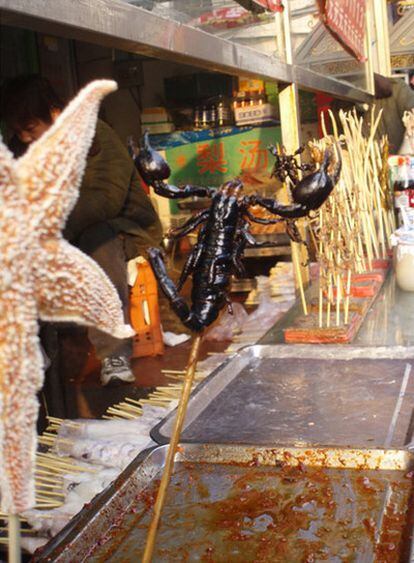 Estrellas de mar y escorpiones para picar en un puesto callejero en China