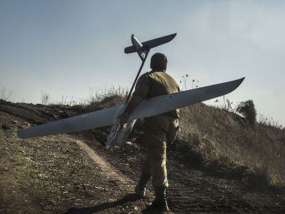 Un soldado israel&iacute; se dispone a lanzar un dron sobre Siria.