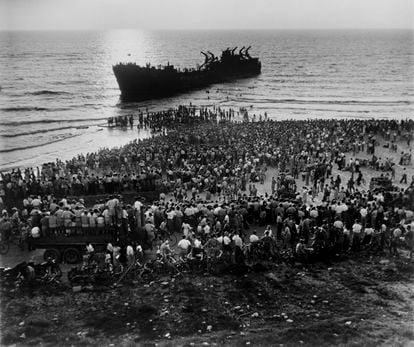 Junio de 1948. Una multitud se agolpa en la playa de Tel Aviv para contemplar los restos del barco Altena, cargado de migrantes judíos y armas.