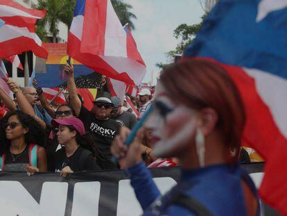 Un grupo de manifestantes, este jueves, en San Juan. En vídeo, la dimisión de Roselló.