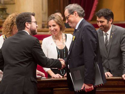 El presidente de la Generalitat, Quim Torra, junto a el vicepresidente y titular del departamento de Economía y Hacienda, Pere Aragonés, ayer en el Parlament.