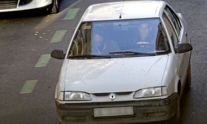 Uno de los veh&iacute;culos que transporta a toxic&oacute;manos a las zonas de venta de drogas desde Embajadores. 