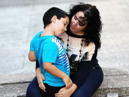Madre e hijo en la Plaza de los Caidos en A Coru&ntilde;a  