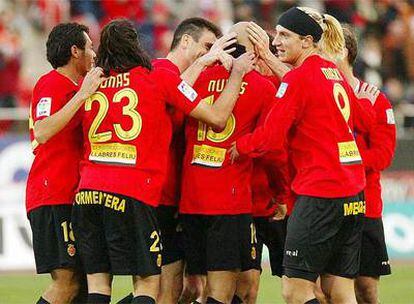 Los jugadores del Mallorca celebran el gol de Nunes