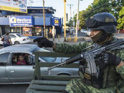 Miles de ciudadanos indefensos, decenas de militares retenidos y medio centenar de criminales fugados de prisión fue el saldo de una jornada que no será olvidada en Culiacán