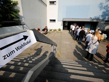 Varias personas hacen cola para votar el domingo en un colegio de Berlín.