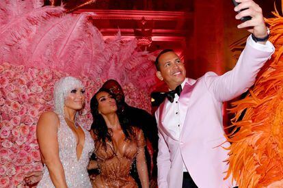 Jennifer Lopez, Kim Kardashian West, Kanye West y Alex Rodriguez haciéndose un 'selfie' para Instagram en la Gala Met de 2019.
