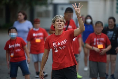 La monitora deportiva del Ayuntamiento Leire Ahedo, con los menores en la fiesta de fin de curso de 'Marchando con mi pediatra', en el patio del Hospital General de Valencia.