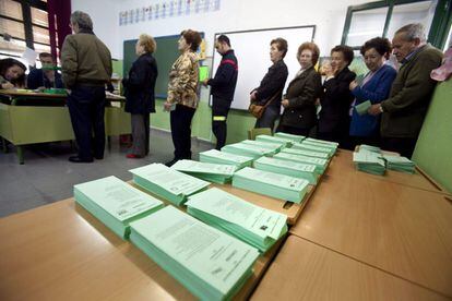 Varios ciudadanos guardan su turno para votar en un colegio electoral de Córdoba.