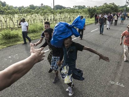 Un grupo de migrantes avanza sobre la carretera en el sureste mexicano.