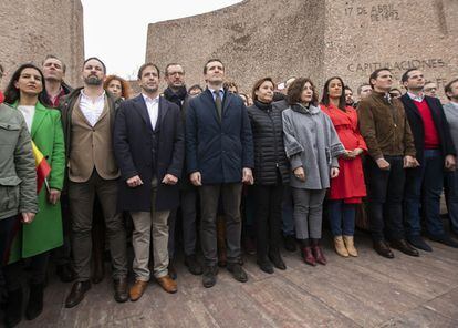 De izquierda a derecha, en primera fila, Rocío Monasterio (Vox), Santiago Abascal (Vox), Cristiano Brown (UPyD), Pablo Casado (PP), Carmen Moriyón (Foro Asturias), Yolanda Ibáñez (UPN), Begoña Villacís (Cs), Albert Rivera (Cs) e Ignacio Aguado (Cs), en la plaza de Colón de Madrid, el 10 de febrero de 2019. En segunda fila, entre Monasterio y Abascal, Javier Ortega Smith (Vox) y entre Brown y Casado, Javier Maroto (PP). La concentración contra el Gobierno de Pedro Sánchez convocada en Madrid por PP y Ciudadanos y apoyada por Vox congregó a decenas de miles de personas en Madrid (45.000 según la Delegación del Gobierno y 200.000 según los organizadores).