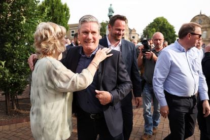 El líder del Partido Laborista, Keir Starmer, saluda a una votante en Osset el pasado 24 de junio