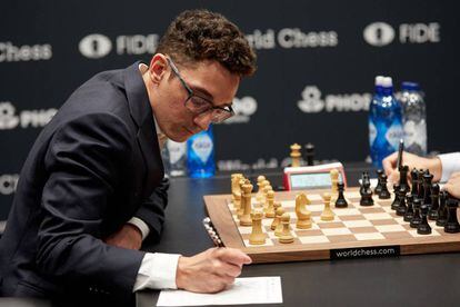 Caruana, ante Carlsen.