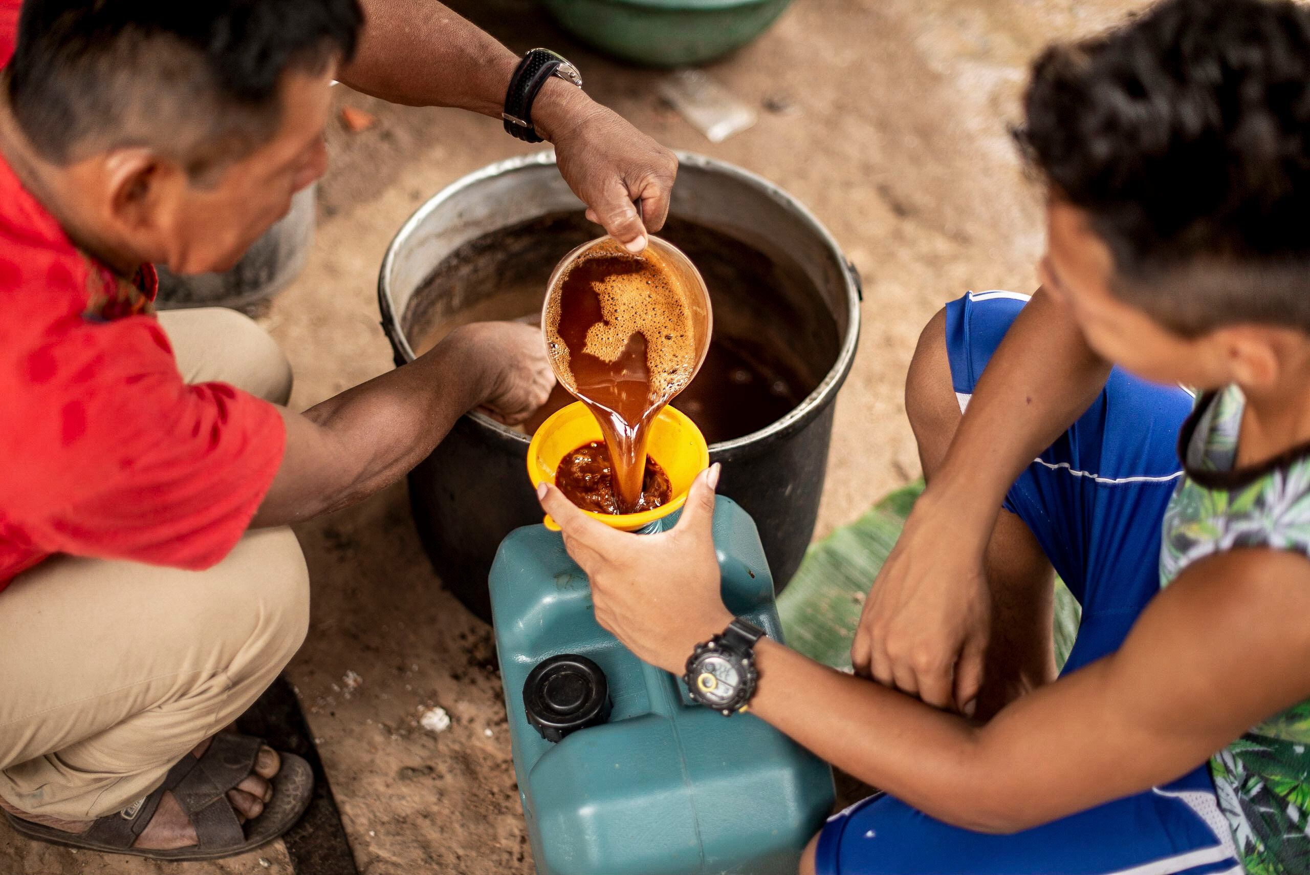 Un chamán sirve el preparado de ayahuasca a un cliente, en Pucallpa (Perú), en 2018.