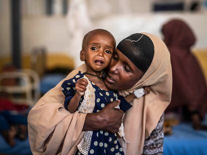 Una madre y su hija en el Hospital Trocaire en Dollow, Somalia, que trata la desnutrición infantil.
