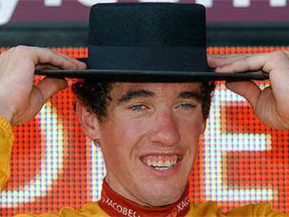 Isidro Nozal se adorna con un sombrero cordobés tras mantenerse como líder de la carrera.