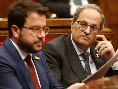 Aragonés y Torra, el pasado miércoles durante el pleno del Parlament. En vídeo, Miquel Noguer, subdirector de EL PAÍS en Cataluña, analiza las opciones de ERC ante la investidura de Sánchez.