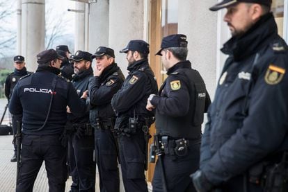 Despliegue policial a la entrada del juicio.