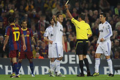 El árbitro Frank De Bleeckere amonesta a Carvalho tras una falta del portugués sobre Messi. Esta ha sido la única tarjeta amarilla de la primera parte.
