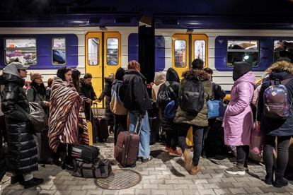 Refugiados ucranianos a su llegada este domingo a la estación de tren de Przemsyl, en Polonia.