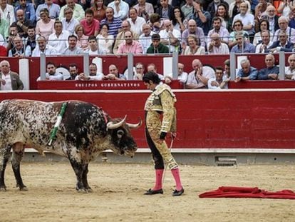 Alejandro Talavante, en un desplante ante el tercero, un precioso toro sardo.