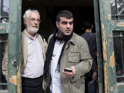 El periodista Kostas Vaxevanis (dcha.) y el presidente de la Asociación de la Prensa de Atenas, Dimitris Trimis, salen de los juzgados el pasado jueves.