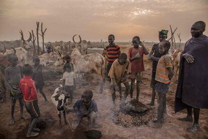 Niños sudaneses de la tribu Dinka se reúnen alrededor de una hoguera en Mingkaman, en el estado de Lagos (Sudán del Sur).