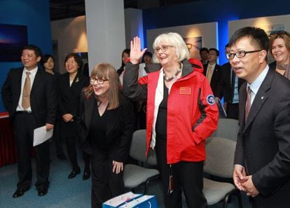 La ex primera ministra islandesa con su mujer, Jonina Leosdottir, durante su visita oficial a China.