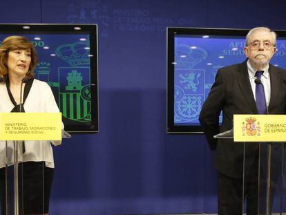 A la derecha, el secretario de Estado de la Seguridad Social, Octavio Granado