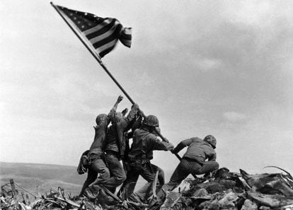 Marines alzan la bandera en Iwo JIma, en una imagen ic&oacute;nica de la IIGM.