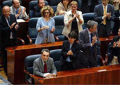 Varios diputados socialistas aplauden a Rafael Simancas ayer en la Asamblea de Madrid.