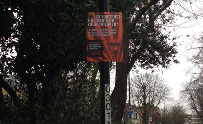 Cartel contra Corbyn, en una calle cercana al centro de votación de St. Stephen Church, en Putney, este jueves.