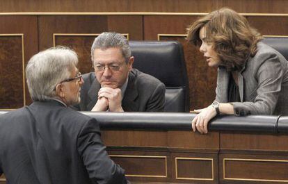 El diputado de CiU Josep Sánchez-Llibre, habla esta mañana con la vicepresidenta Sáenz de Santamaría y el ministro Gallardón