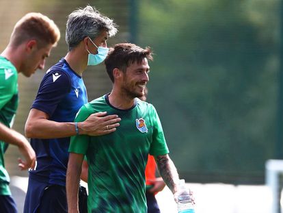 El entrenador de la Real Sociedad, Imanol Alguacil (centro), da una palmada en el pecho a David Silva en un entrenamiento esta semana en San Sebastián.