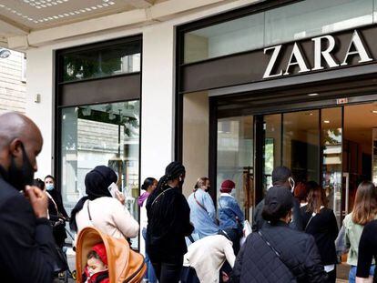 Clientes esperan entrar a una tienda de Zara en Nantes