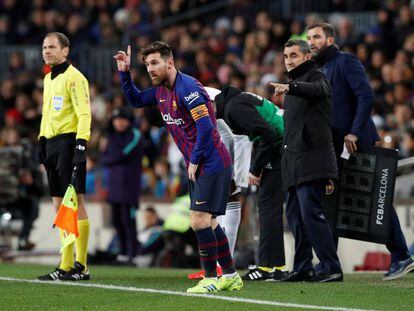 Leo Messi, pide permiso para volver a entrar al campo.