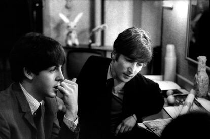 Sale a subasta la carta de indignación de John Lennon a Paul McCartney tras  la separación de los Beatles, Gente