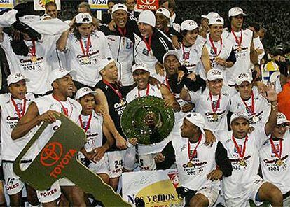 <b>CAMPEÓN</b>. Toda la plantilla del equipo colombiano celebra el título.