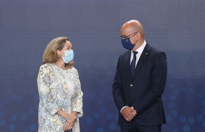 El ministro portugués de Finanzas, João Leão, junto a la española Nadia Calviño, este sábado en Lisboa.