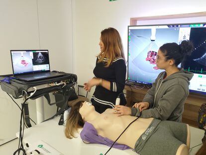 Residentes de Medicina realizando prácticas de Ecografía en el Simulador BodyWorks Eve, en Madrid.