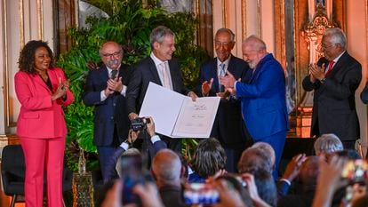 El escritor Chico Buarque recibe el Premio Camoes de manos del presidente brasileño, Lula da Silva, y del presidente portugués, Marcelo Rebelo de Sousa, en el palacio Queluz el pasado 24 de abril.