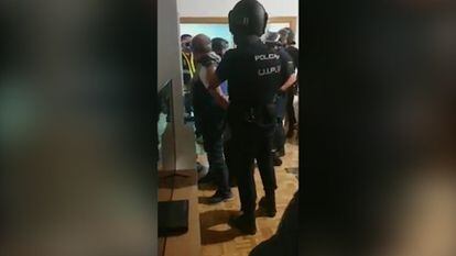 Momento de la detención, el 9 de septiembre, del ex general venezolano Hugo Carvajal, 'El Pollo Carvajal', en el piso de Madrid donde se escondía.