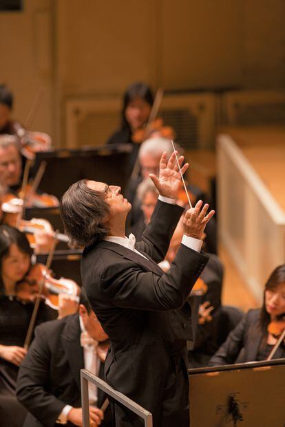 Riccardo Muti dirigiendo a la Sinfónica de Chicago, en 2019, en el Orchestra Hall.