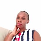 Shutil Jamilat, de 30 años, perdió a sus padres asesinados cuando era una niña. Creció a cargo de familiares, pero acabó emigrando a Uganda a escondidas para huir de un matrimonio forzado y de la ablación. Allí se casó y tuvo un hijo. “Mi situación allí era muy complicada, vivía asustada, tenía muchos problemas y decidí marcharme. Tuve que dejar a mi hijo de tres años”. En febrero de 2019 tomó dos aviones hasta llegar a Casablanca y de allí a El Aaiún. “Pasé un infierno. Dormí en la calle, los negros somos maltratados allí...Estuve a punto de suicidarme”, recuerda. El pasado 26 de agosto y tras vender todo lo que tenía por fin se embarcó. Desde entonces espera llegar a la Península y pedir asilo.