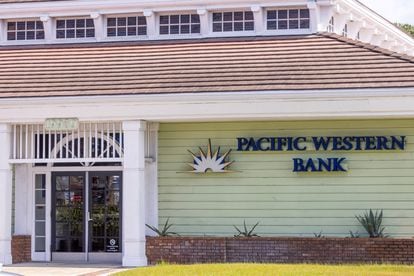 FILE PHOTO: A general view of Pacific Western Bank in Huntington Beach, California, U.S., March 22, 2023.        REUTERS/Mike Blake/File Photo