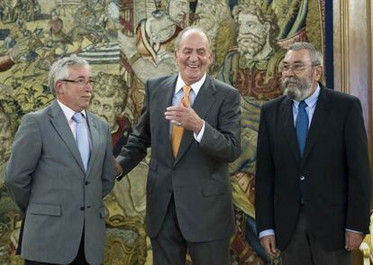 El rey Juan Carlos ha recibido en el Palacio de la Zarzuela, a los secretarios generales de CC OO, Ignacio Fernández Toxo, y de UGT, Cándido Méndez