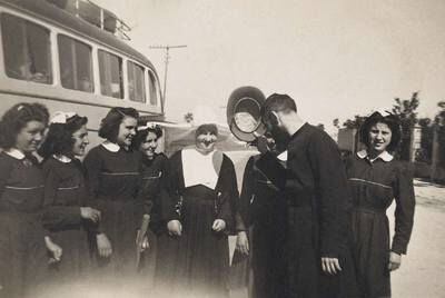 Excursión de alumnas del colegio San Vicente de Paul en 1947, en la exposición <i>Álbum Familiar.</i>